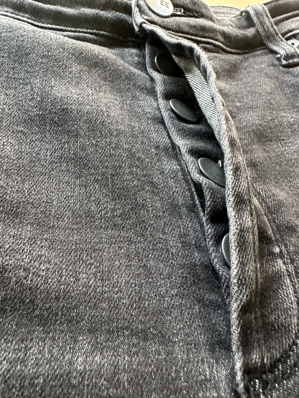 Evereve Women’s The Ever Straight Jeans - Charcoal Gray Distressed Hem Sz 32 - Picture 3 of 8